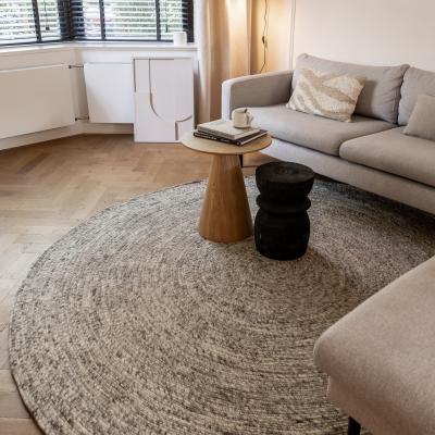 Zo leg je een vloerkleed bij je bank of tafel